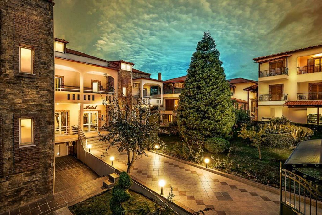Gallery - Πρόσοψη του ξενοδοχείου Prestige Hotel και κήπος